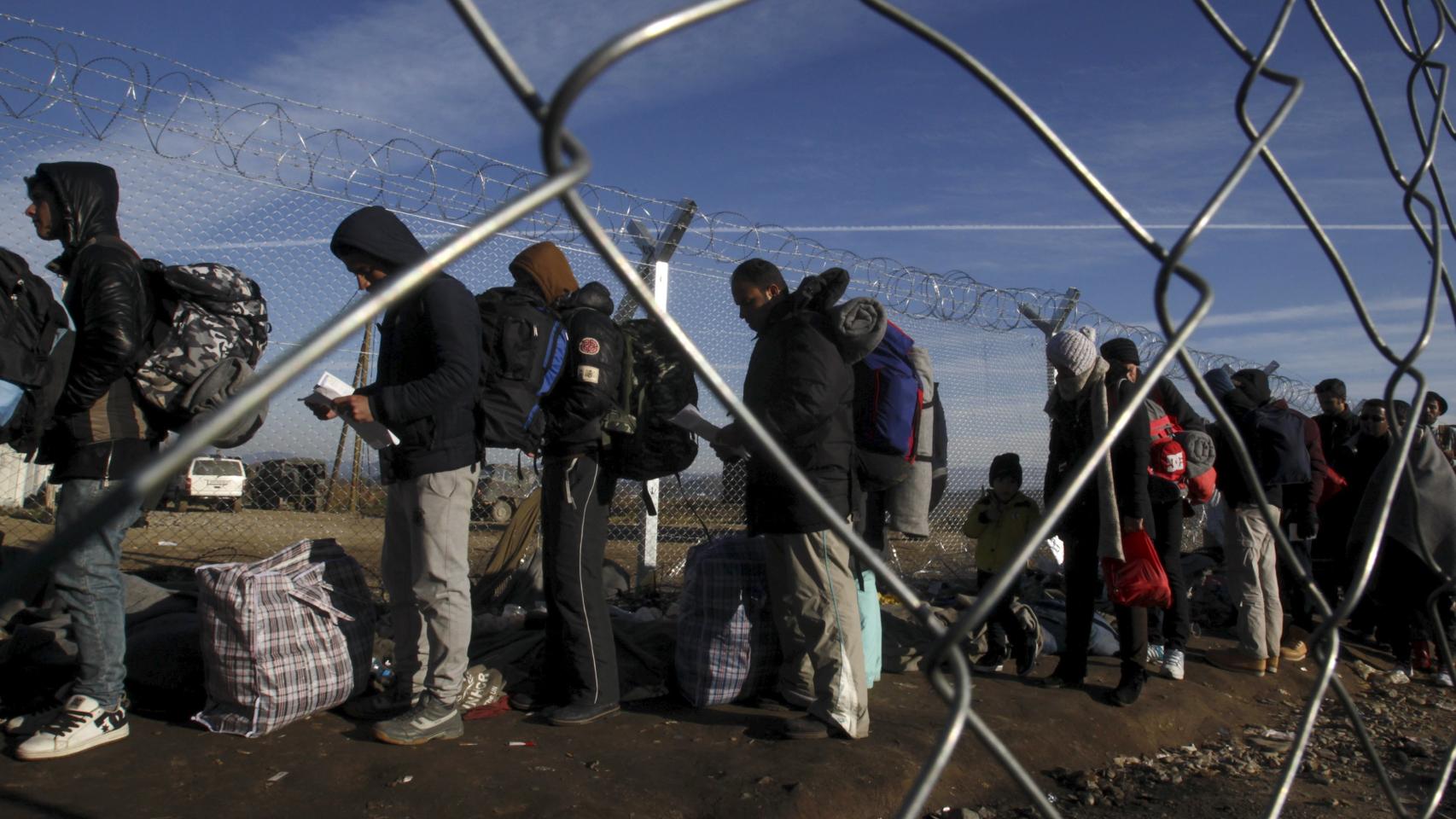 Un grupo de refugiados en la frontera entre Grecia y Macedonia