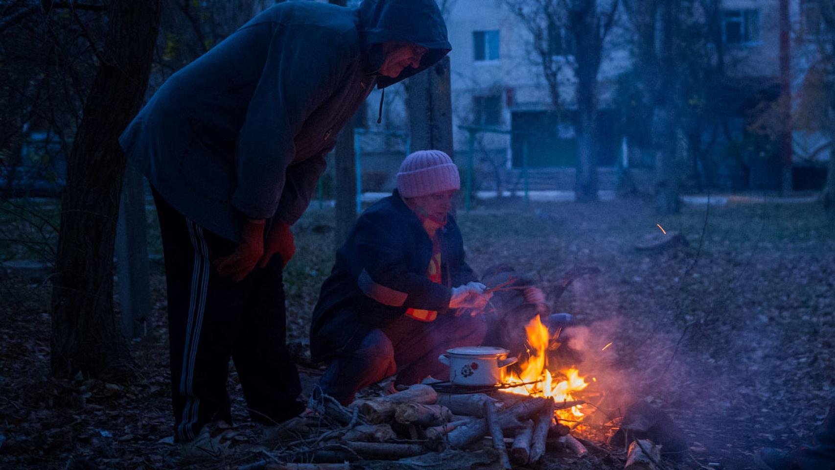 La población sobrevive encendiendo hogueras en grupo