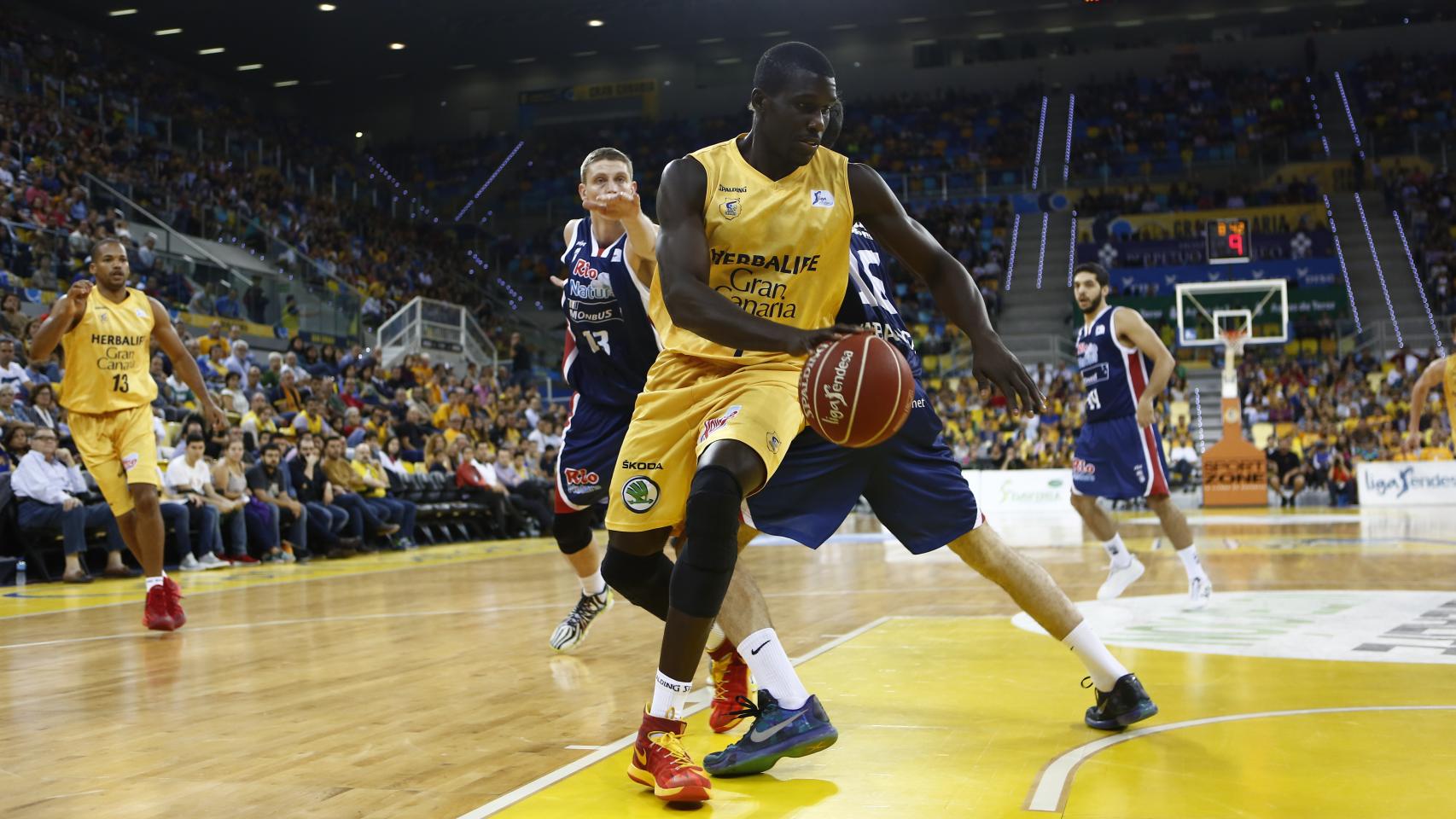 Sitapha Savané controla la pelota en el último encuentro liguero ante Obradoiro.