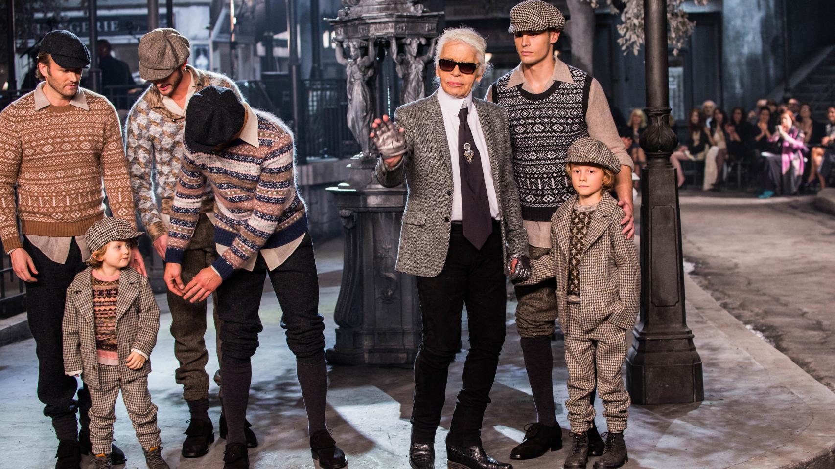 Karl Lagerfeld saluda al final del desfile de Chanel en Roma