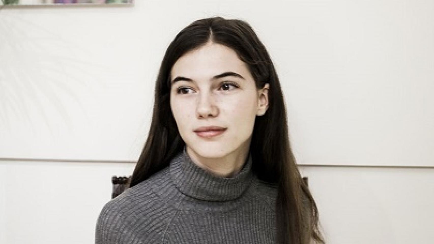 María Almenta posa en el interior del restaurante La Verónica