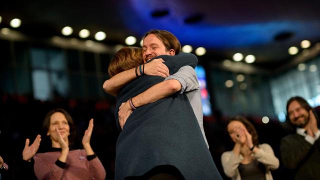 Iglesias y Colau se abrazan.