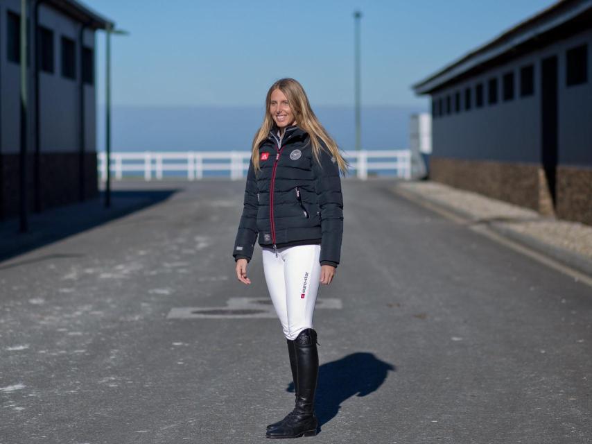 Carolina, jinete, compite en el concurso hípico de Casas Novas.