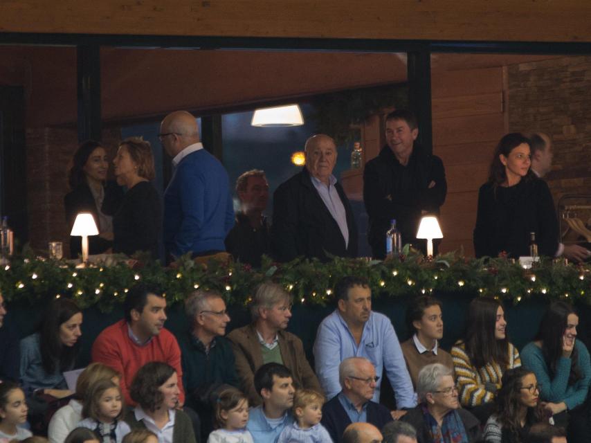 En el centro de la imagen, el fundador de Inditex, Amancio Ortega, en el palco de Casas Novas