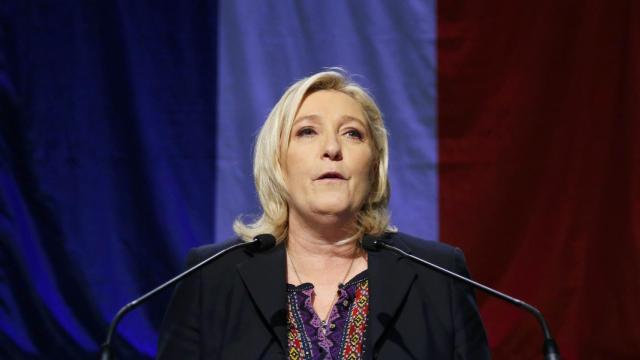 La líder del Frente Nacional, Marine Le Pen, tras salir de votar este domingo. Reuters