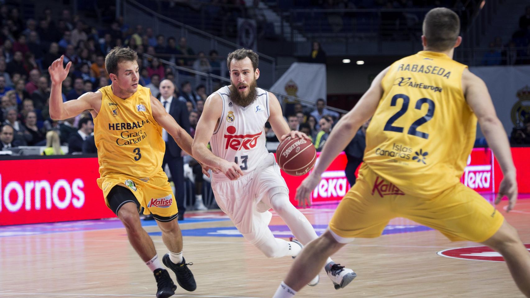 Sergio Rodríguez conduce el balón ante la defensa del Gran Canaria.
