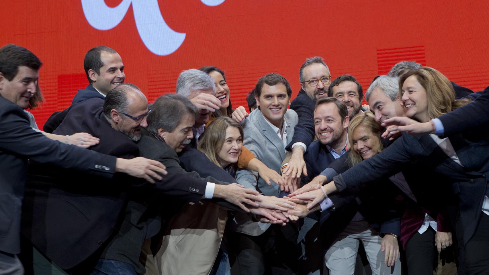 Albert Rivera, junto a la Ejecutiva de Ciudadanos, tras el mitin de Vistalegre.