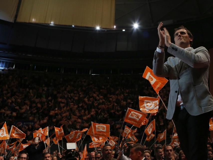 La nueva política abarrota sus grandes mitines de campaña