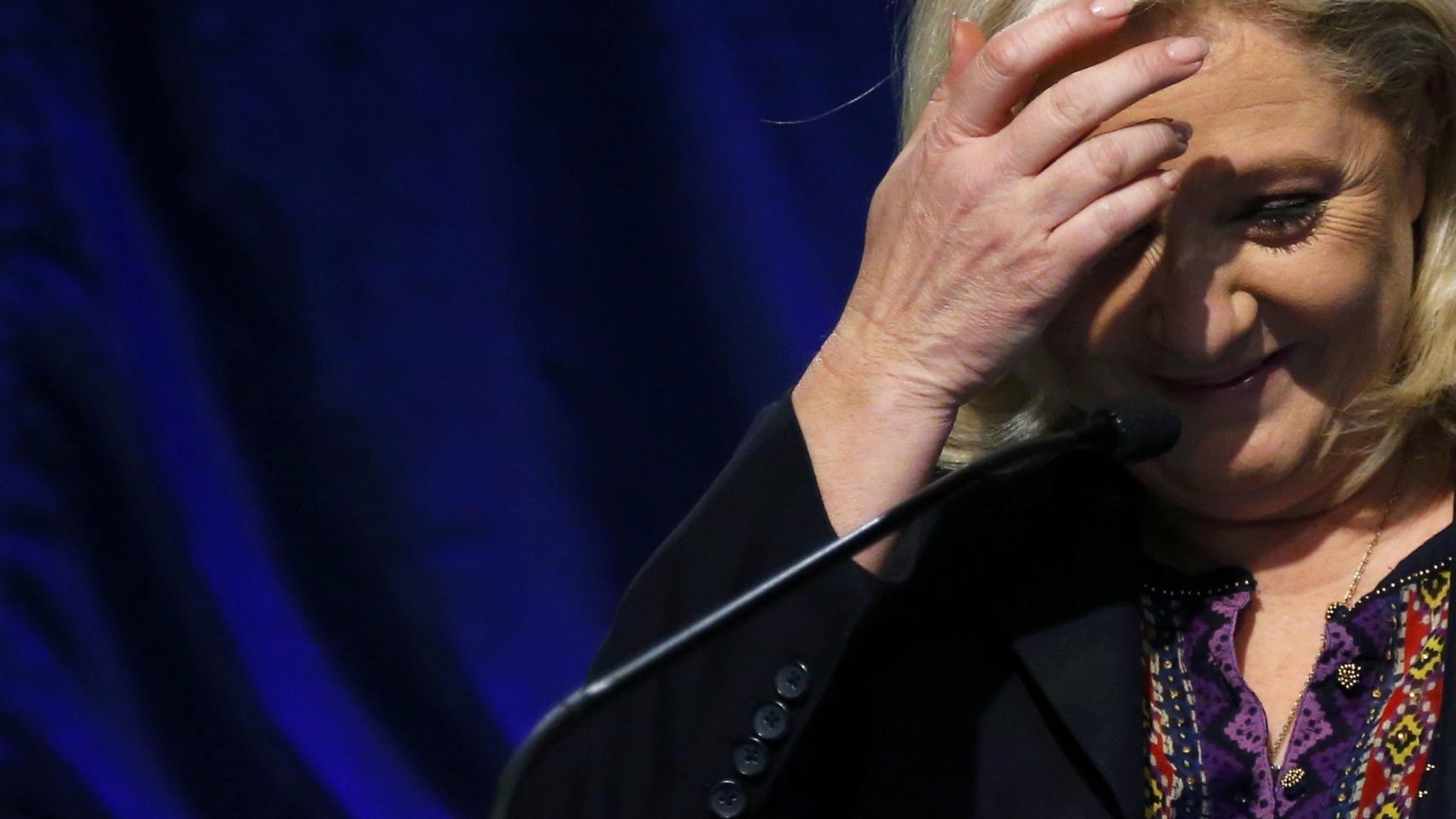 La líder del Frente Nacional, Marine Le Pen, tras salir de votar este domingo. Reuters