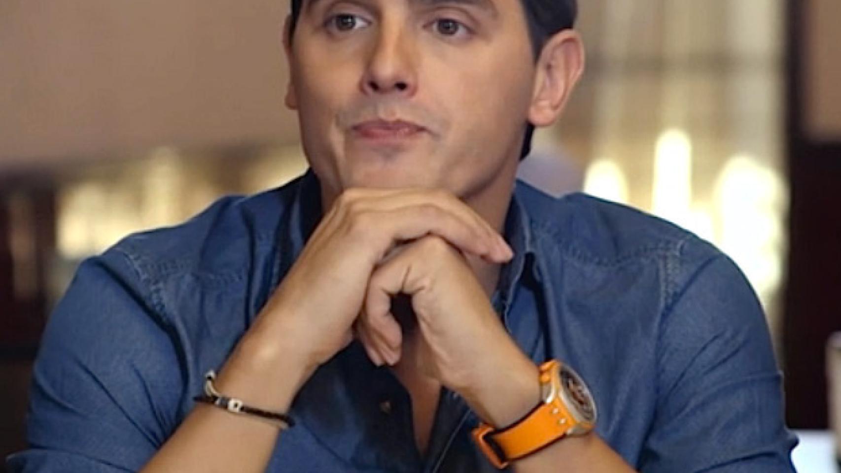 Albert con su inseparable Swatch naranja fosforito en el programa de Jordi Évole