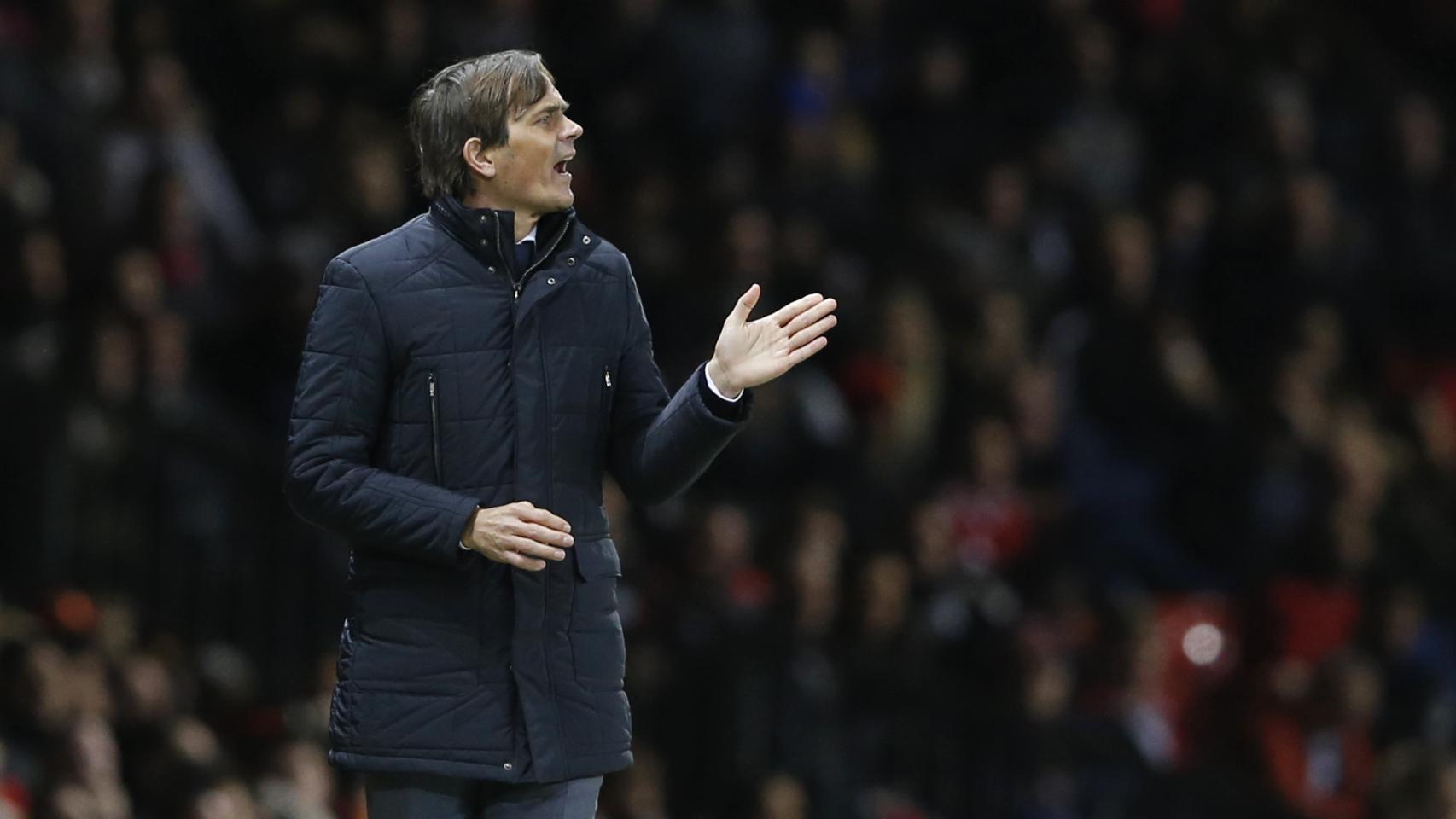 Philip Cocu da instrucciones