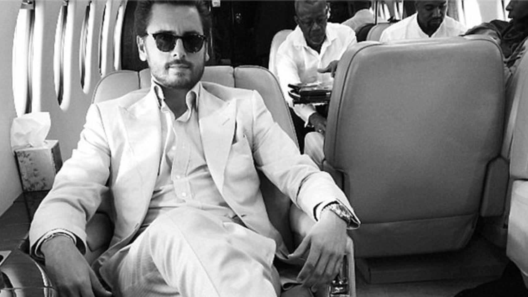 Scott Disick ex marido de la mujer de Kourtney Kardashian en su avión privado