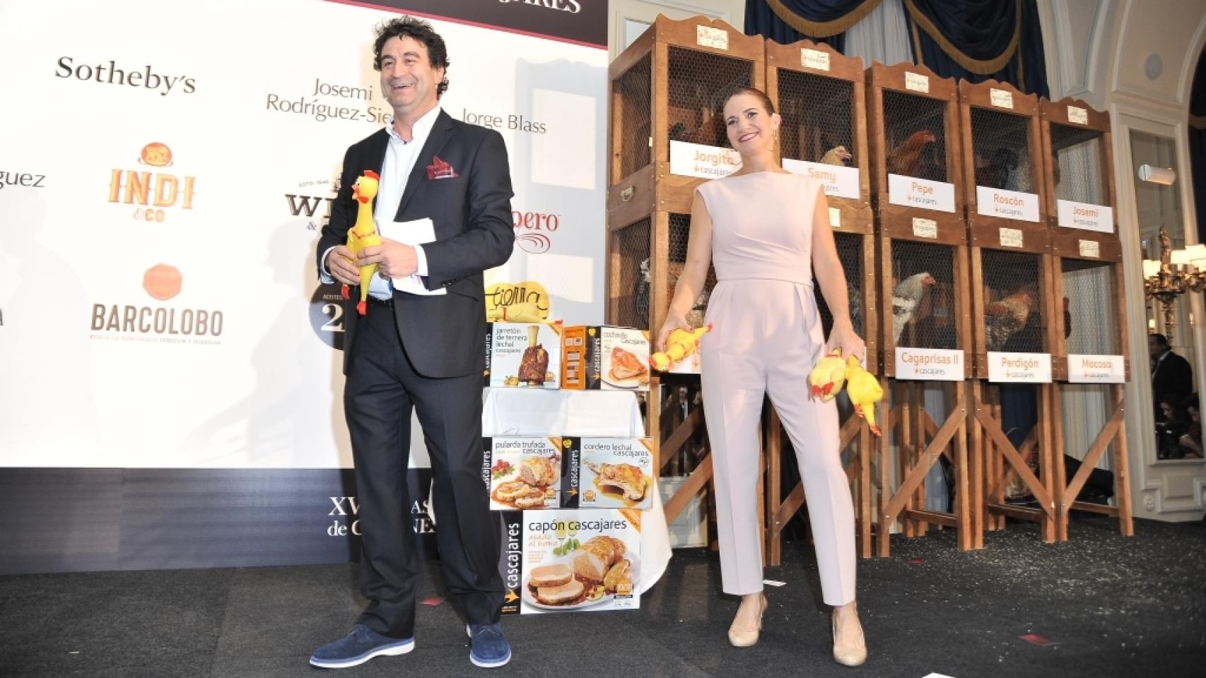 Samantha Vallejo-Nagera y Pepe Rodríguez en la subasta de capones en el Ritz