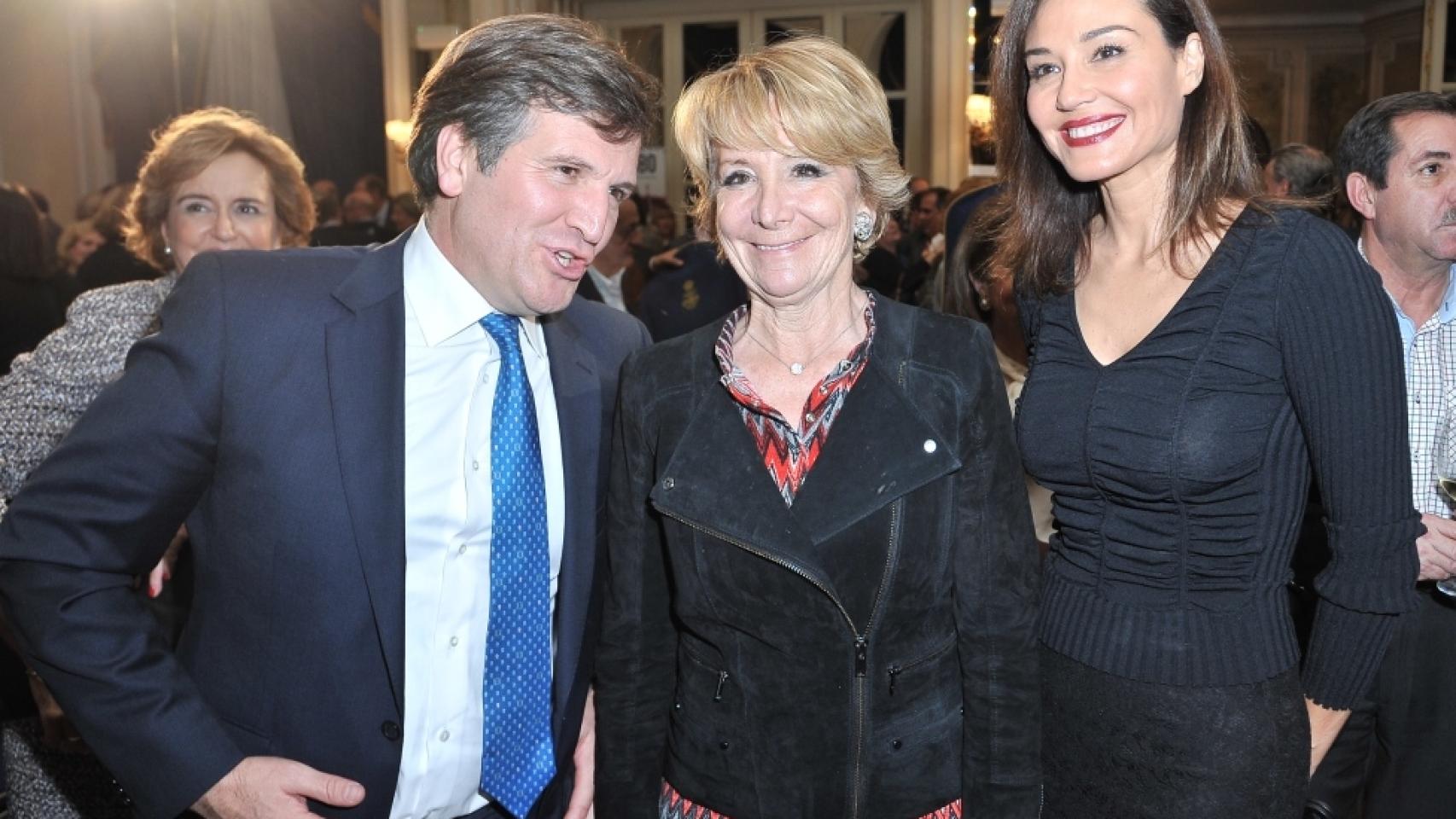 Esperanza Aguirre junto a Juncal Rivero y Alfonso Jimenez después de la subasta