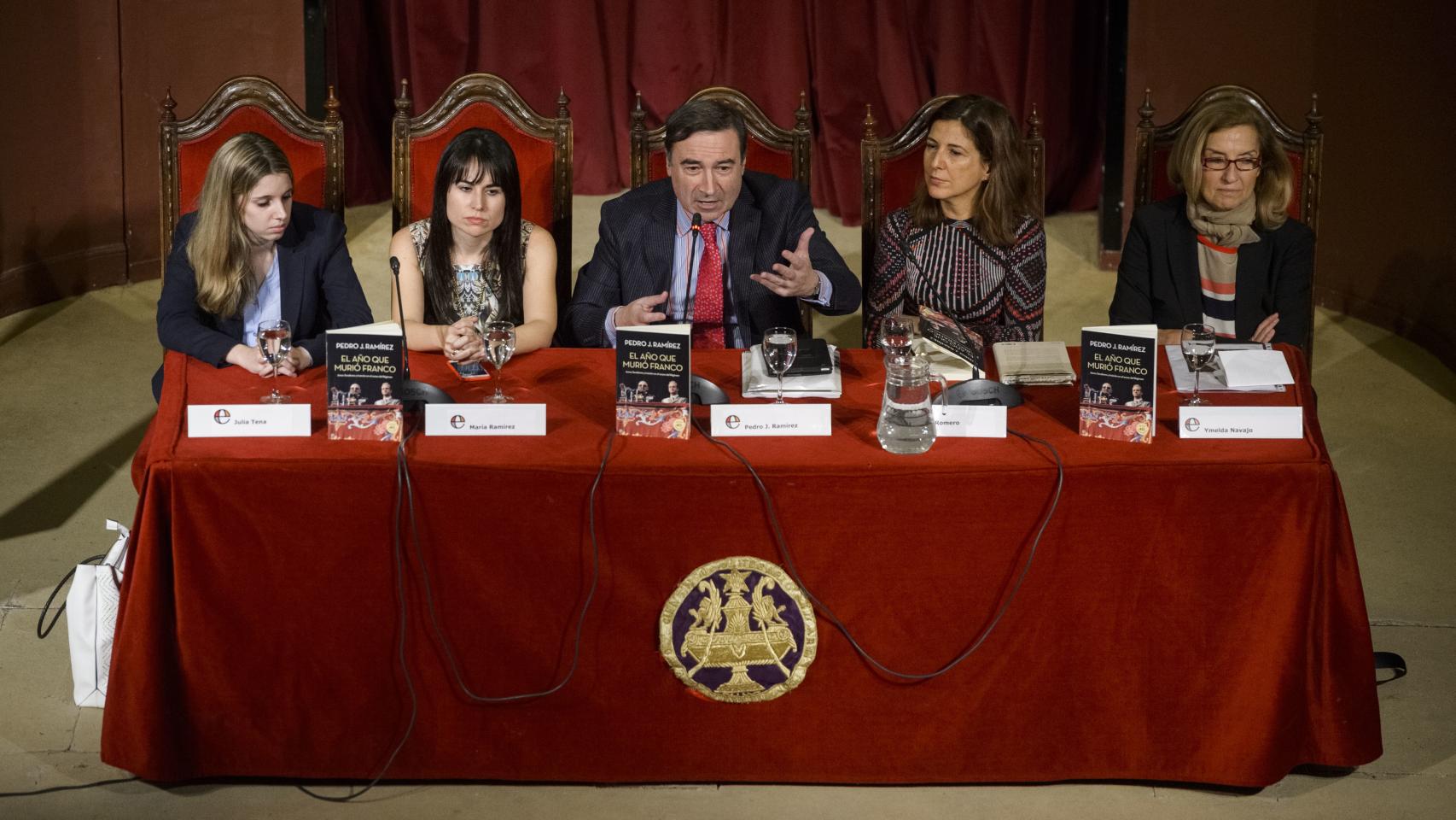 Pedro J. Ramírez y las periodistas Julia Tena, María Ramírez, Ana Romero e Ymelda Navajo.