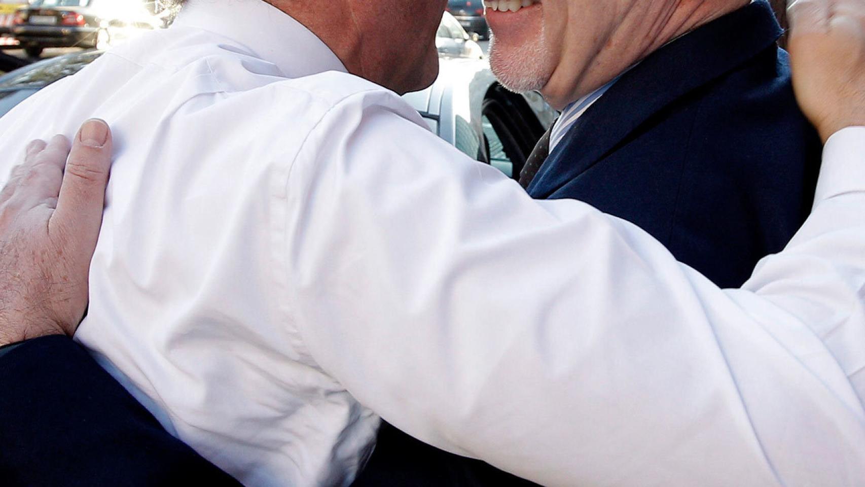 El abrazo entre Guindos y Rato.