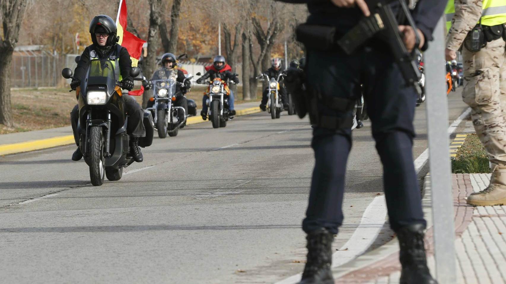 Compañeros de los policías asesinados acompañaron el cortejo fúnebre.