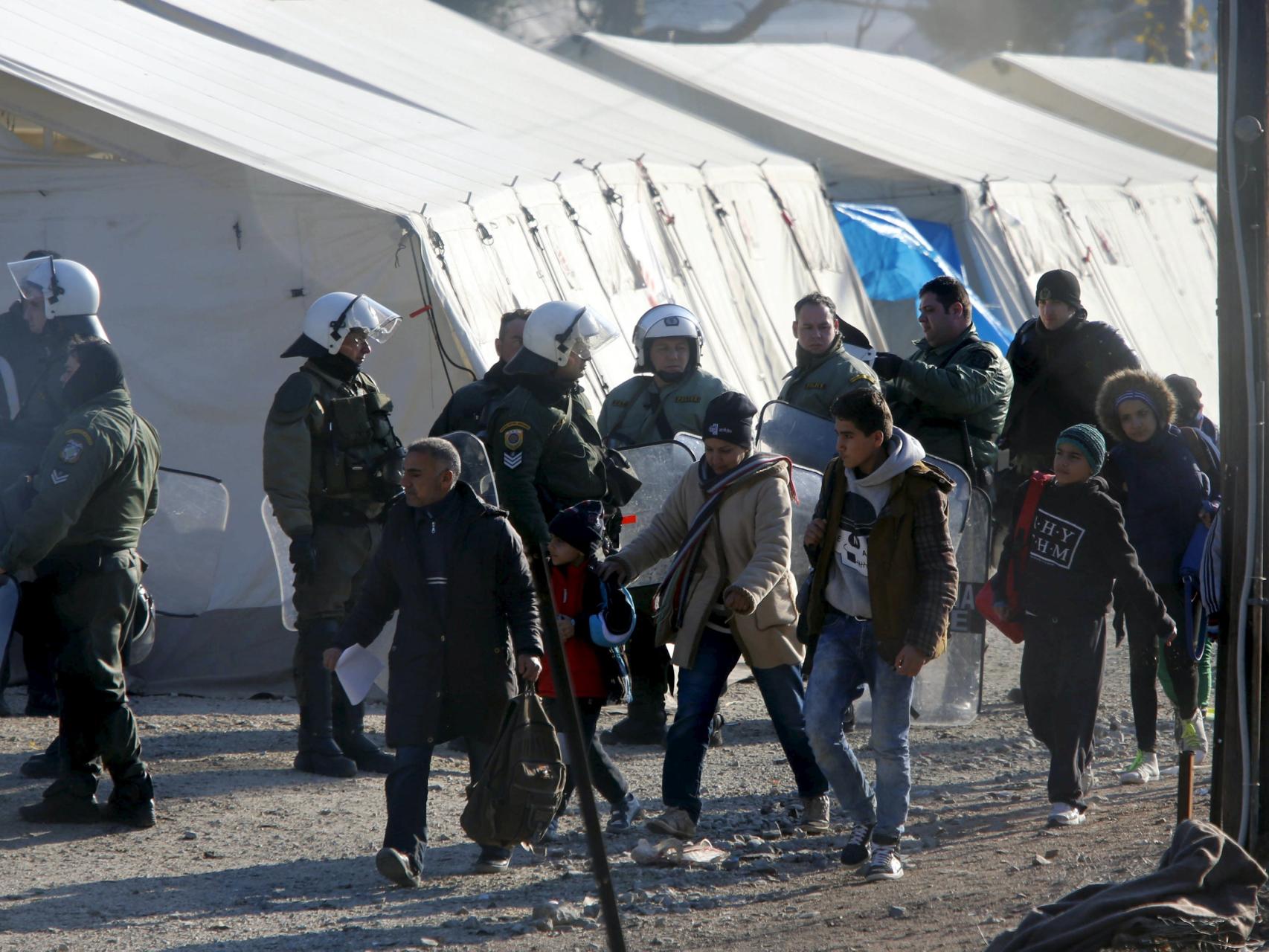 Policías griegos en la frontera con Macedonia