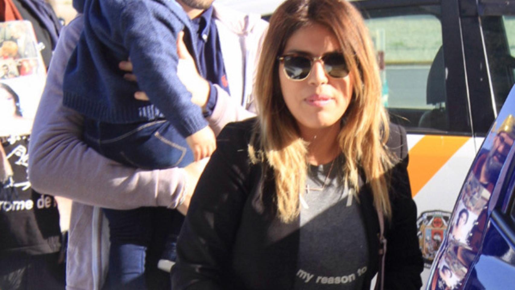 Isa Pantoja, su novio Alejandro y el pequeño Alberto a la llegada a la clínica