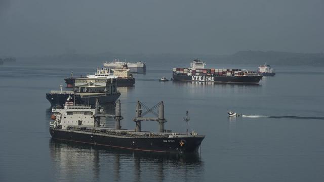 Buques esperando en el lago Gatún.