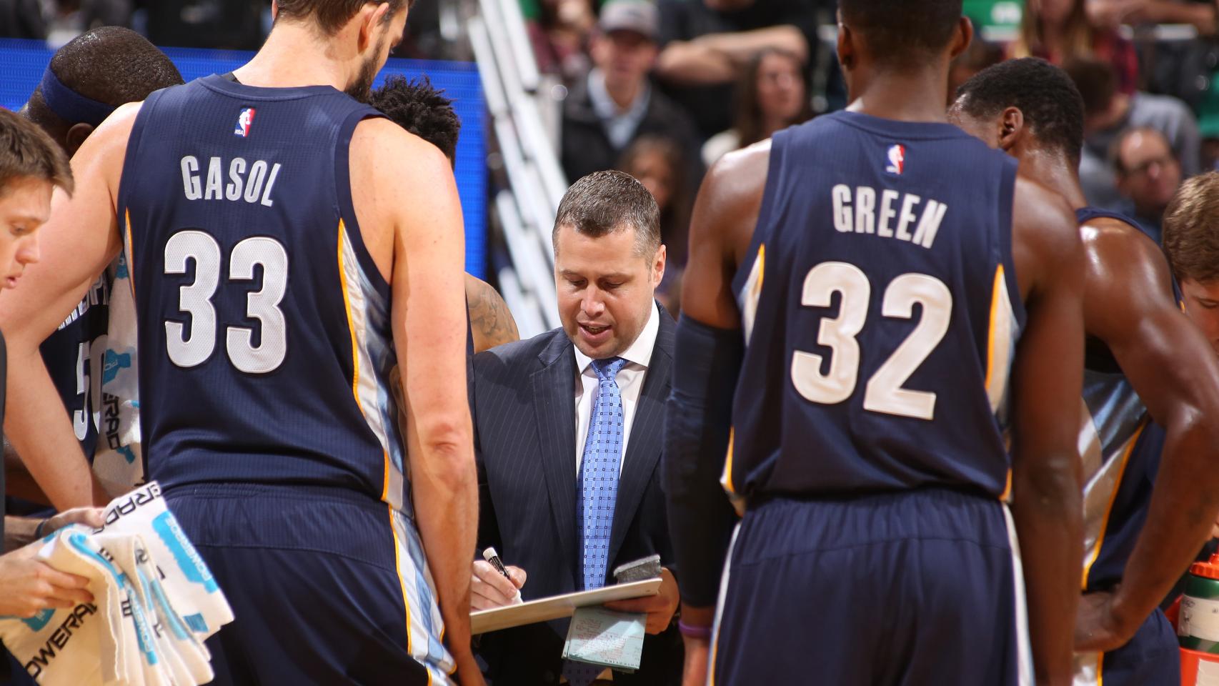 El entrenador de los Grizzlies, David Joerger, en un tiempo muerto.