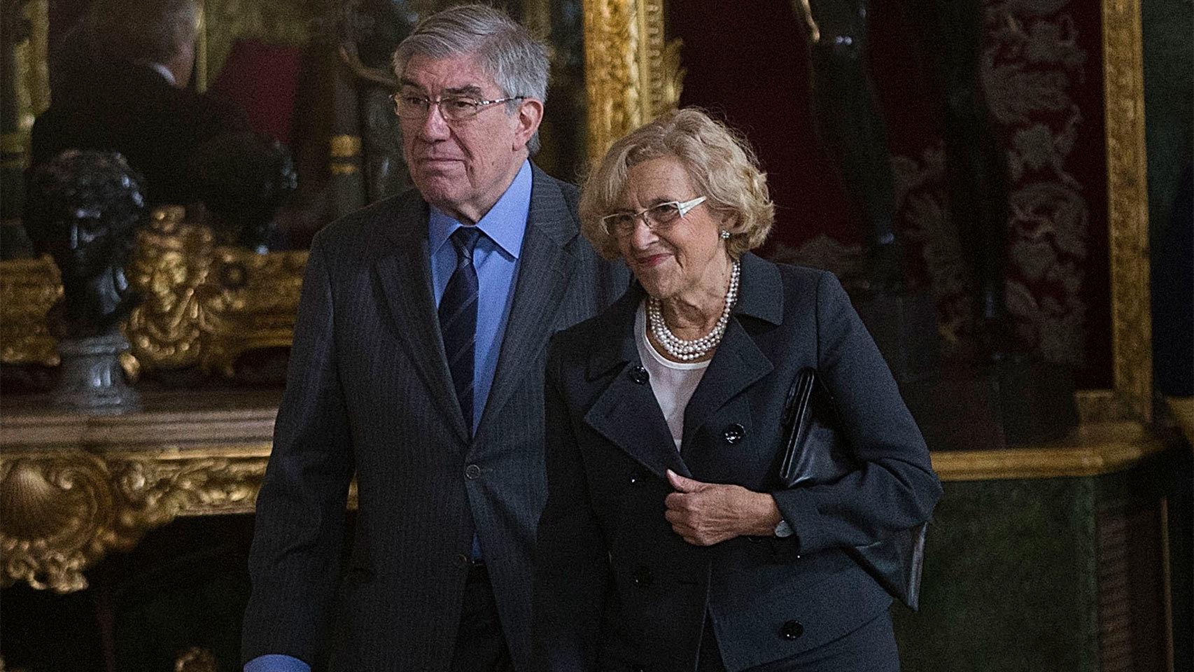 Manuela Carmena y su esposo, Eduardo Leira, en el Palacio Real. / Angel de Antonio / Pool