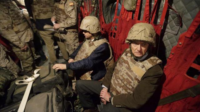 El ministro de Defensa de España, Pedro Morenés, durante su traslado en helicóptero a Bagdad tras su visita a tropas españolas