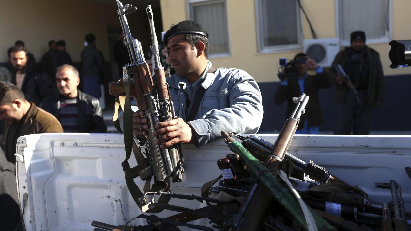 La policía amontona armas en Afganistán.