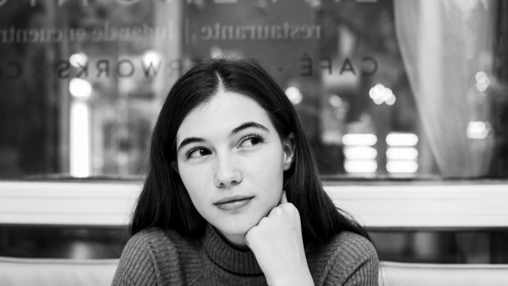 María Almenta posa en el interior del restaurante La Verónica