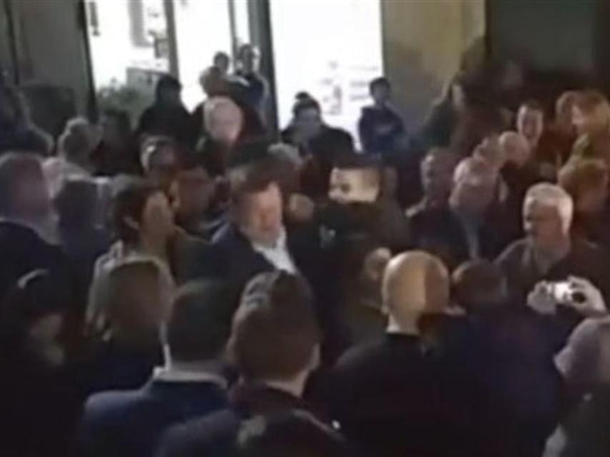 El momento del puñetazo.