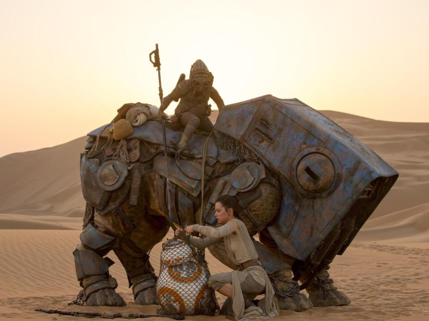 Rey, una de las nuevas protagonistas, con otro chatarrero Teedo, sobre su Luggabeast