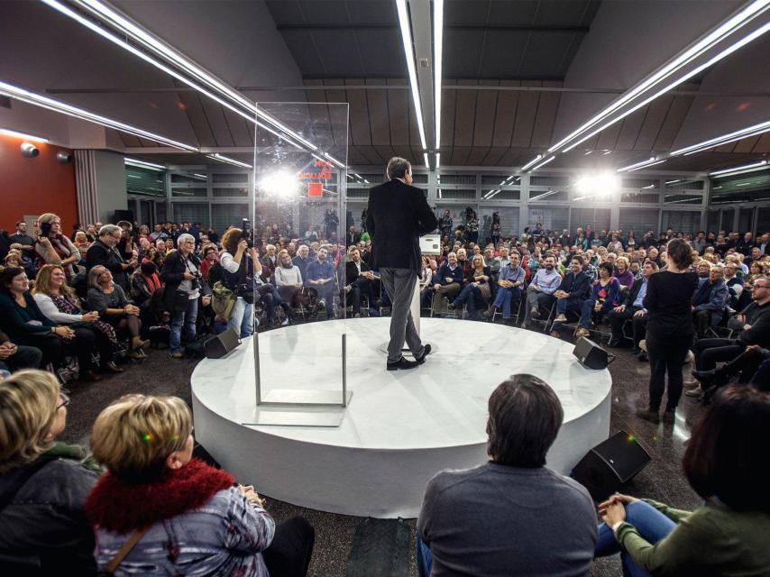 Zapatero se dirige al público asistente al mitín.