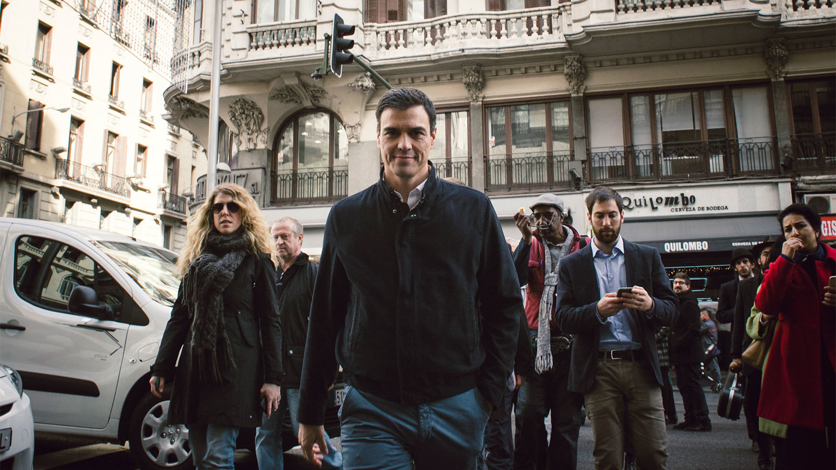 Pedro Sánchez cruza la Gran Vía de Madrid.