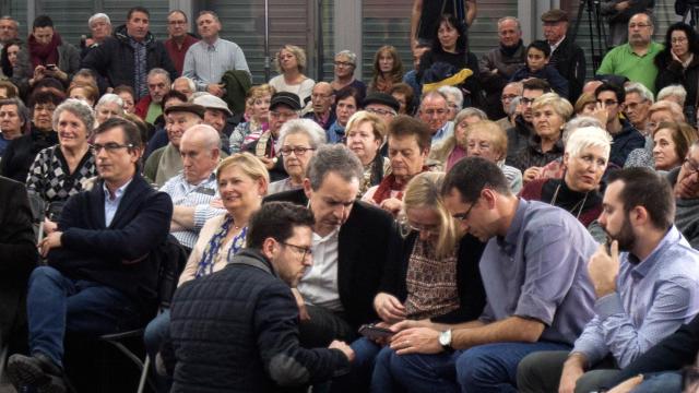 Zapatero ve en el mitin el vídeo de la agresión a Rajoy. La condena desde el estrado.