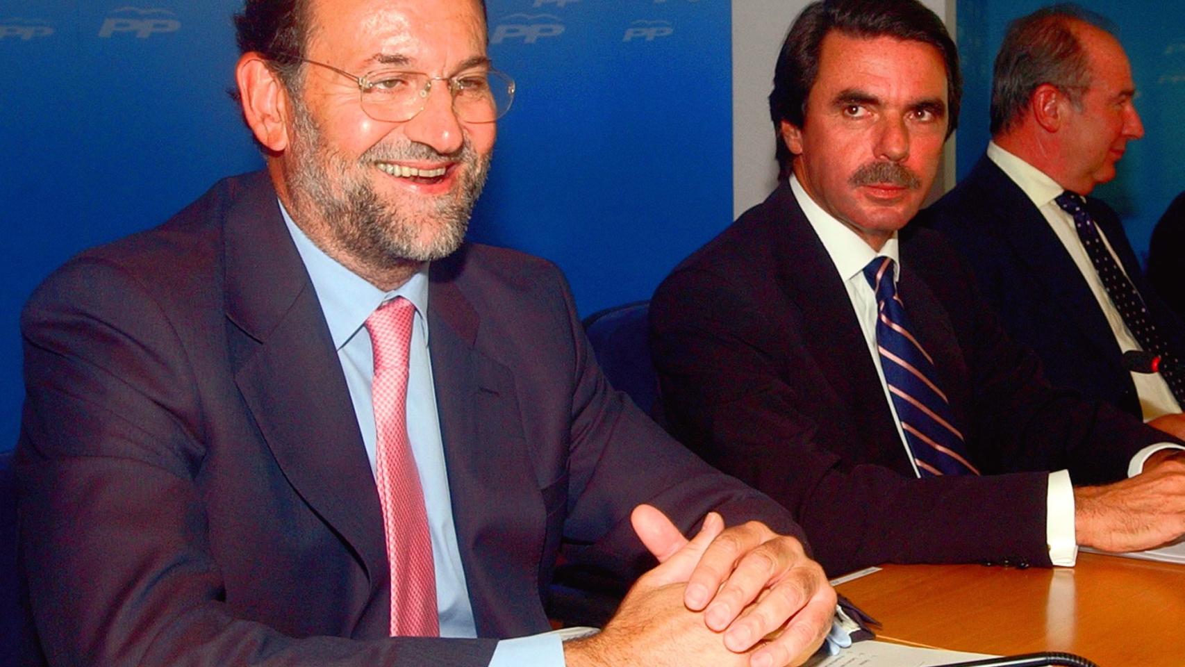 Las gafas transparentes y sin montura no le favorecen mucho