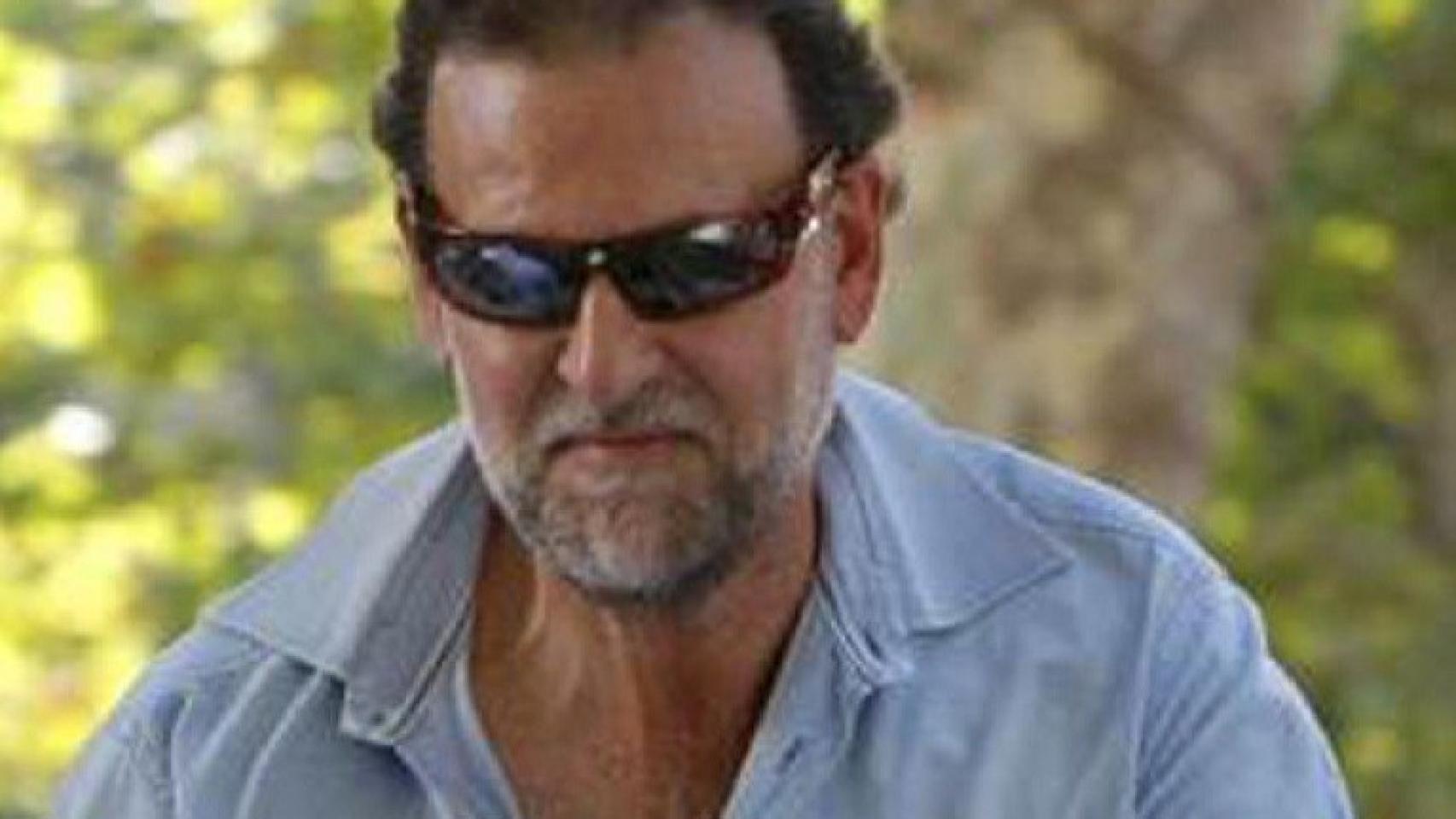 Le gusta llevar gafas de sol para deporte