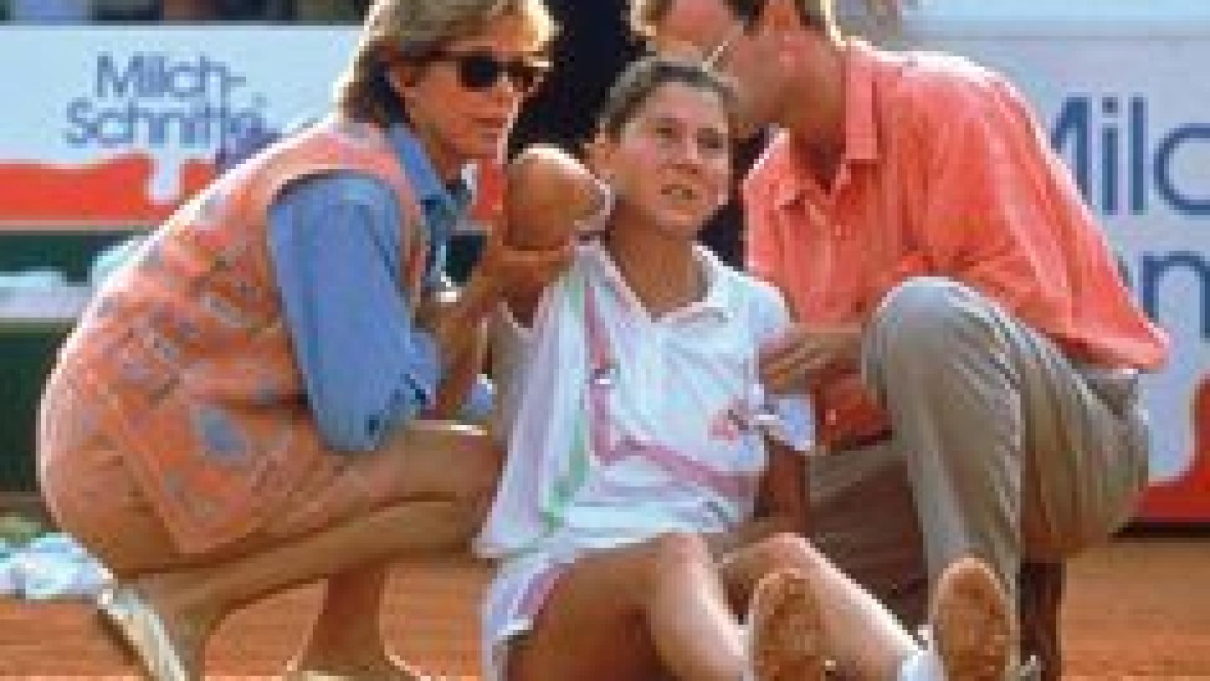 Mónica Seles es atendida después del ataque en el campeonato de Hamburgo