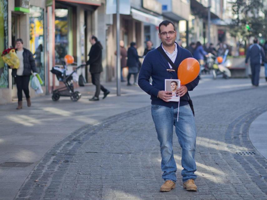 Daniel Turrado reparte globos y octavillas en el centro de Arteixo.