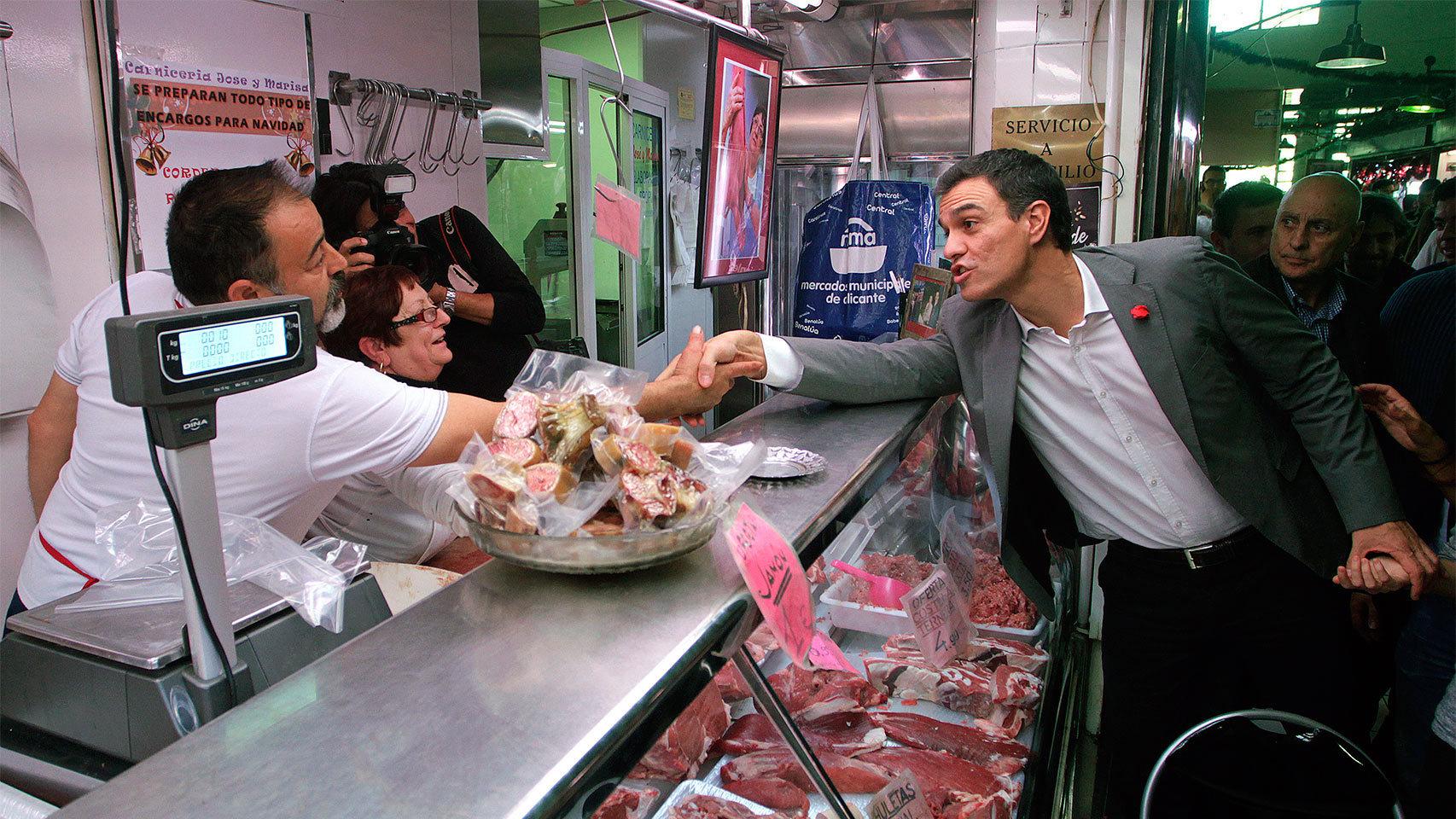 Sánchez saluda a los vendedores de un mercado en Alicante.