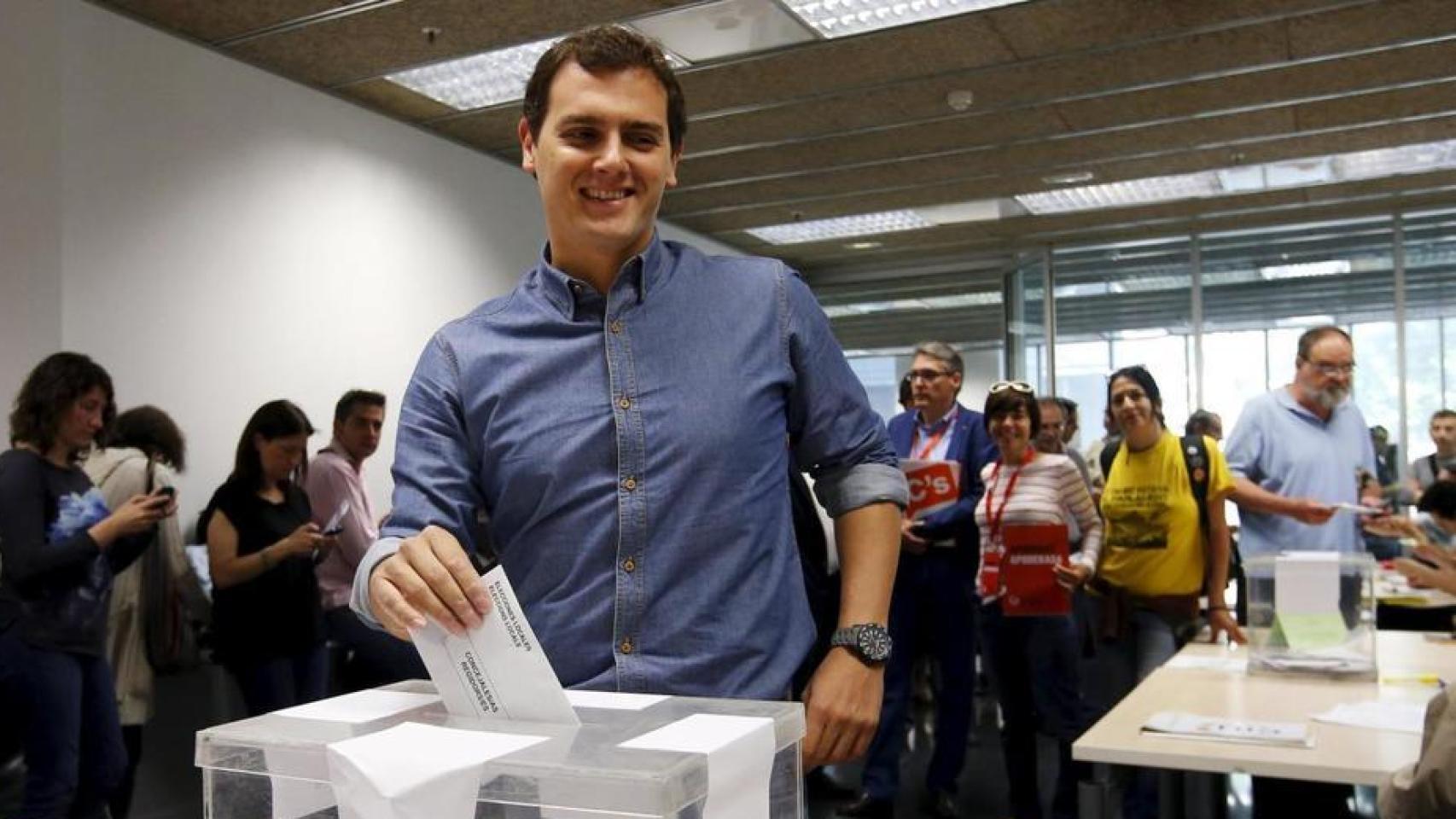 Albert Rivera con camisa vaquera remangada