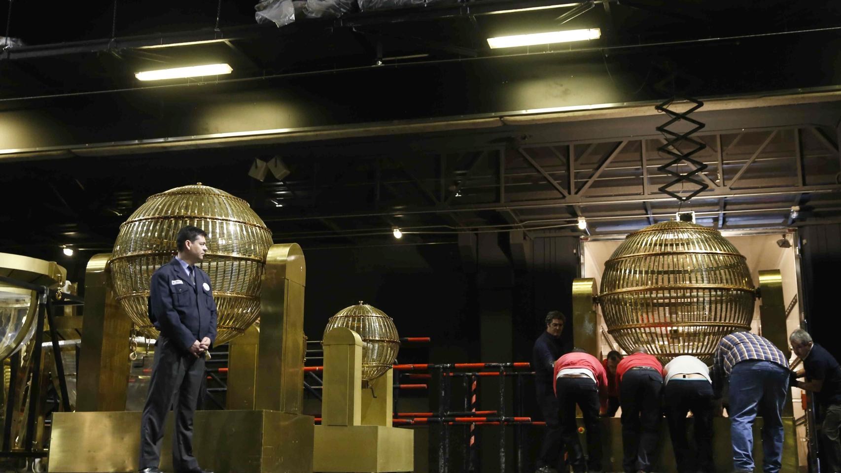 Los dos bombos que repartirán la suerte.