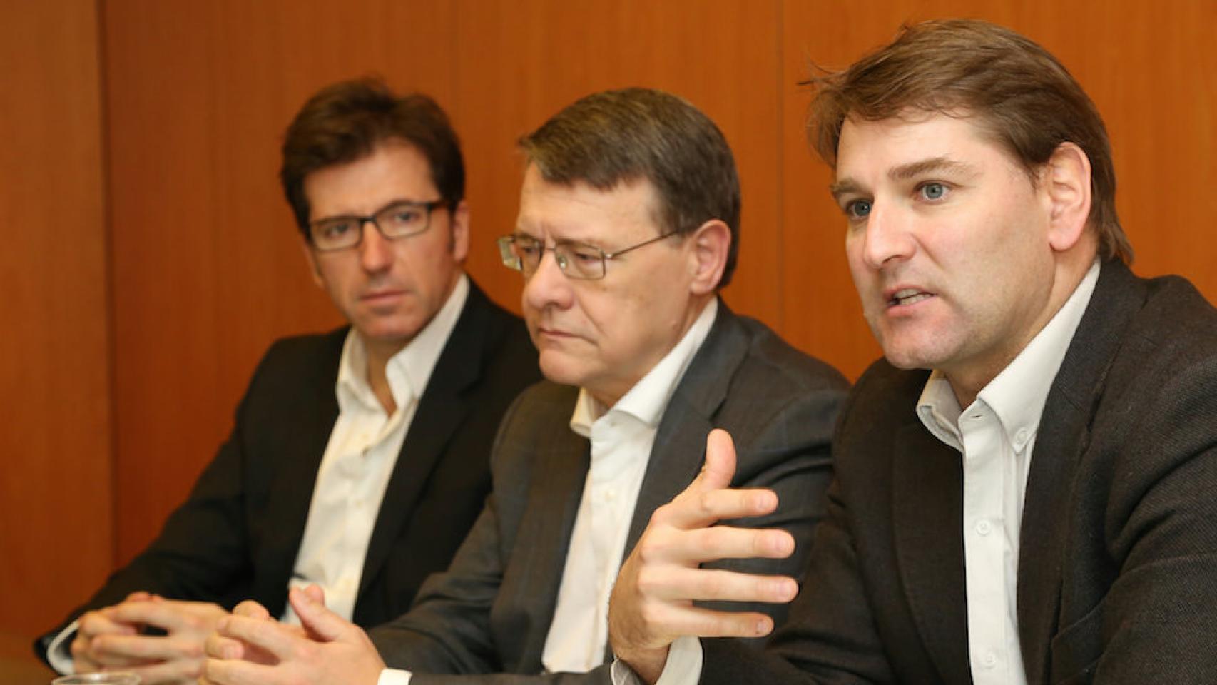 Manuel de la Rocha Vázquez, junto a Jordi Sevilla y el diputado Juan Moscoso.