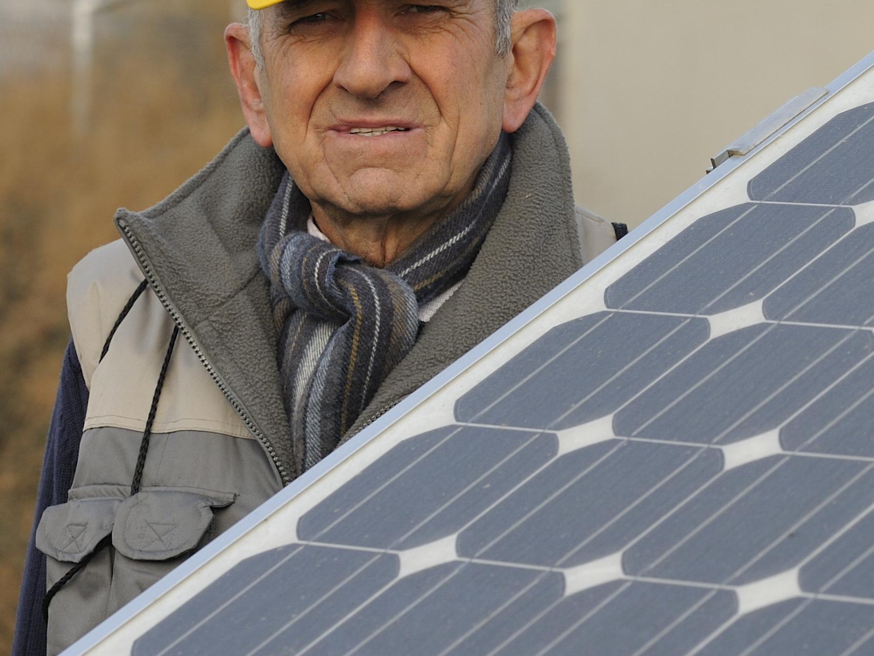 Custodio Buil, junto a su huerto solar, en Sena (Huesca)
