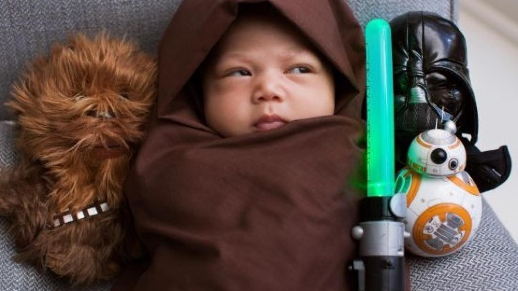 Max Zuckerbeng disfrazada de jedi con los protagonistas de Star Wars en peluche