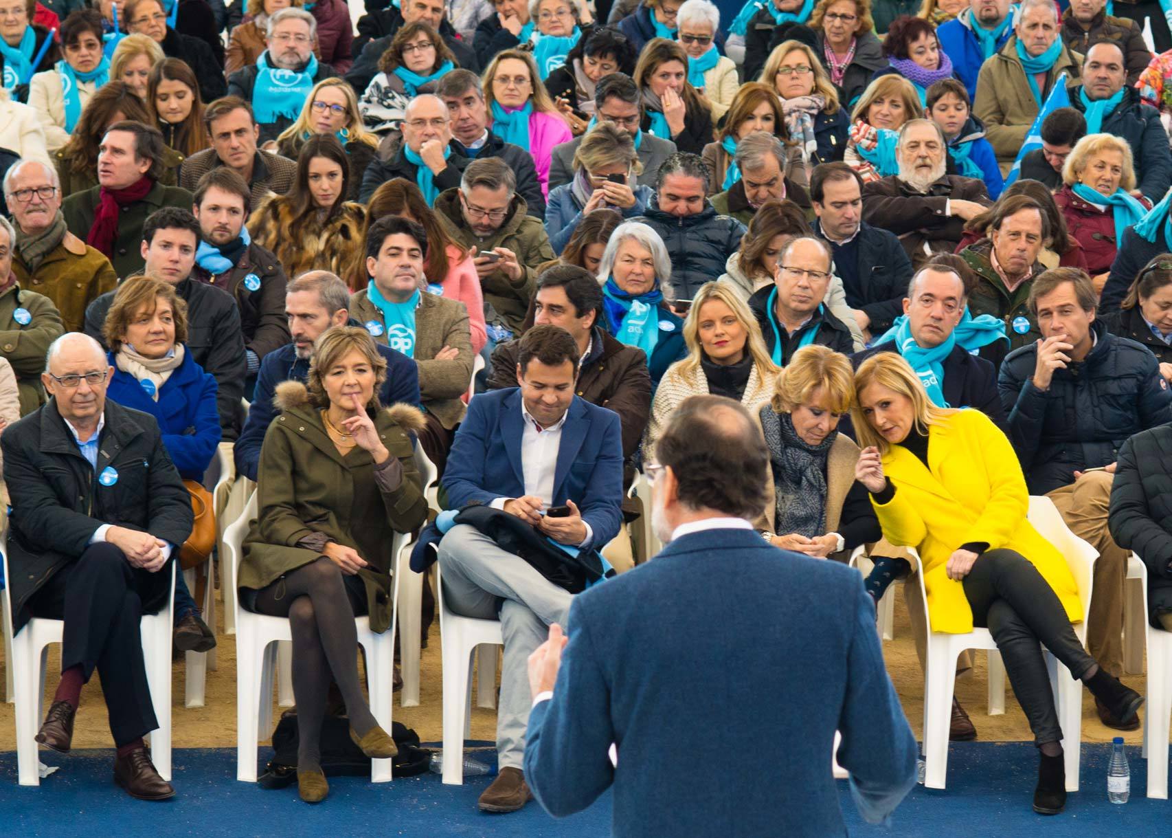 Cifuentes y Aguirre siguen la intervención de Rajoy.