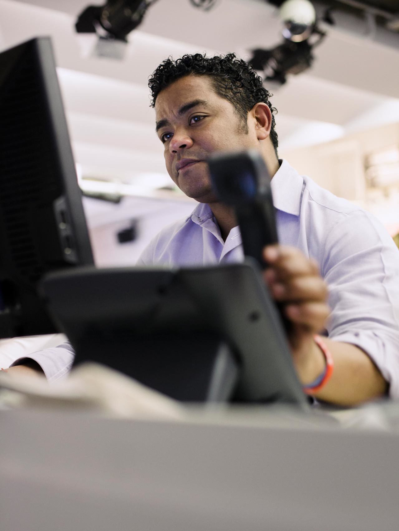 Un voluntario, en la sede de Ferraz.