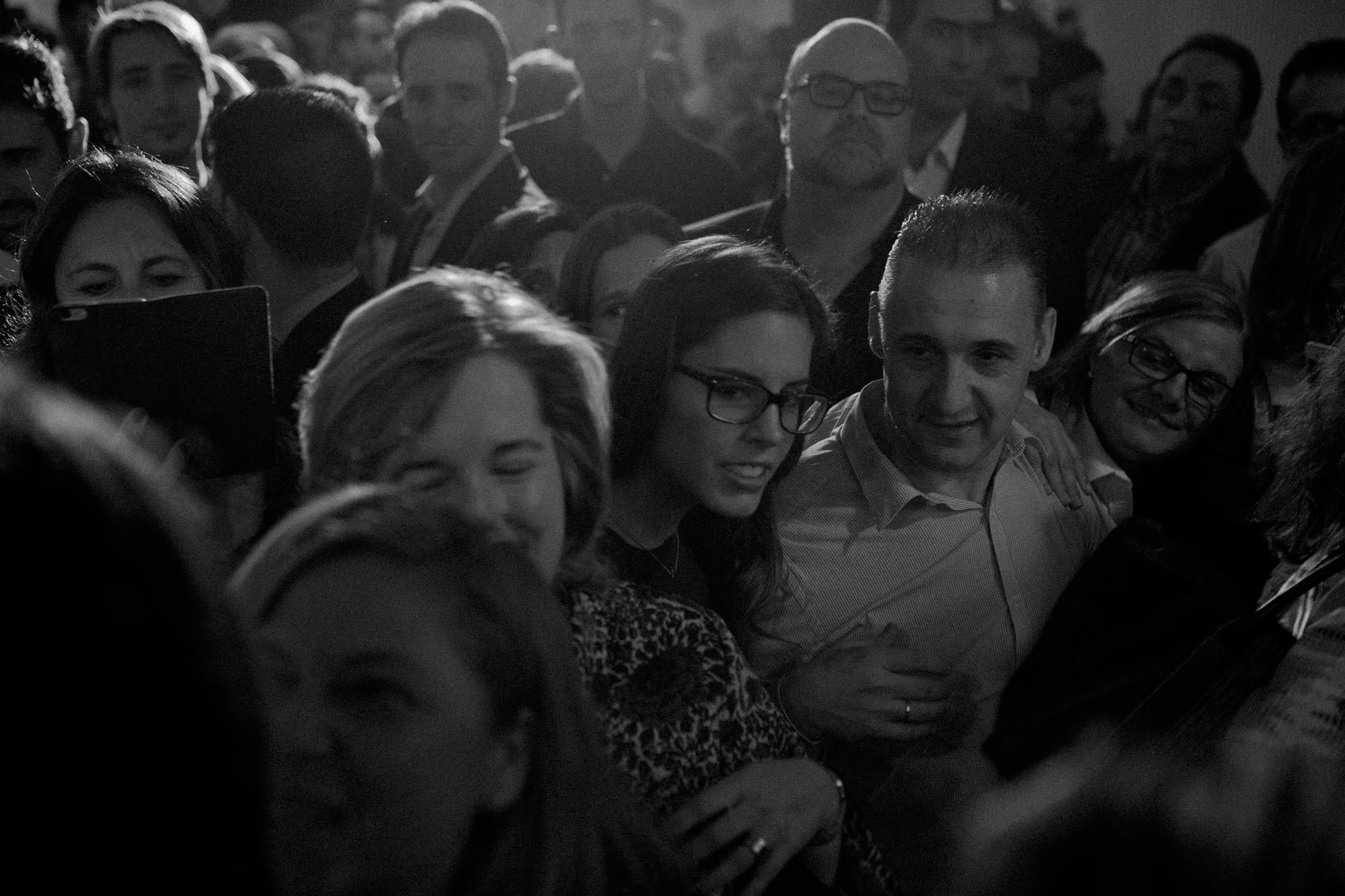 Simpatizantes de Ciudanos buscan retratarse con los líderes del partido tras el acto que marcó el inicio de la campaña en el Eurobuilding.