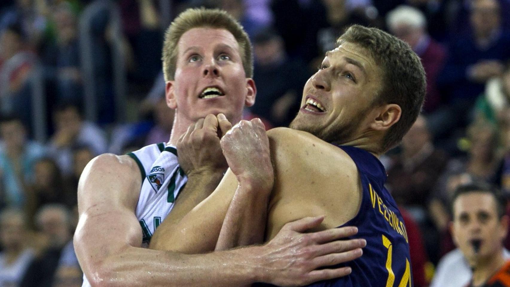 Motum y Vezenkov pelean la posición interior durante un Barça-Zalgiris.