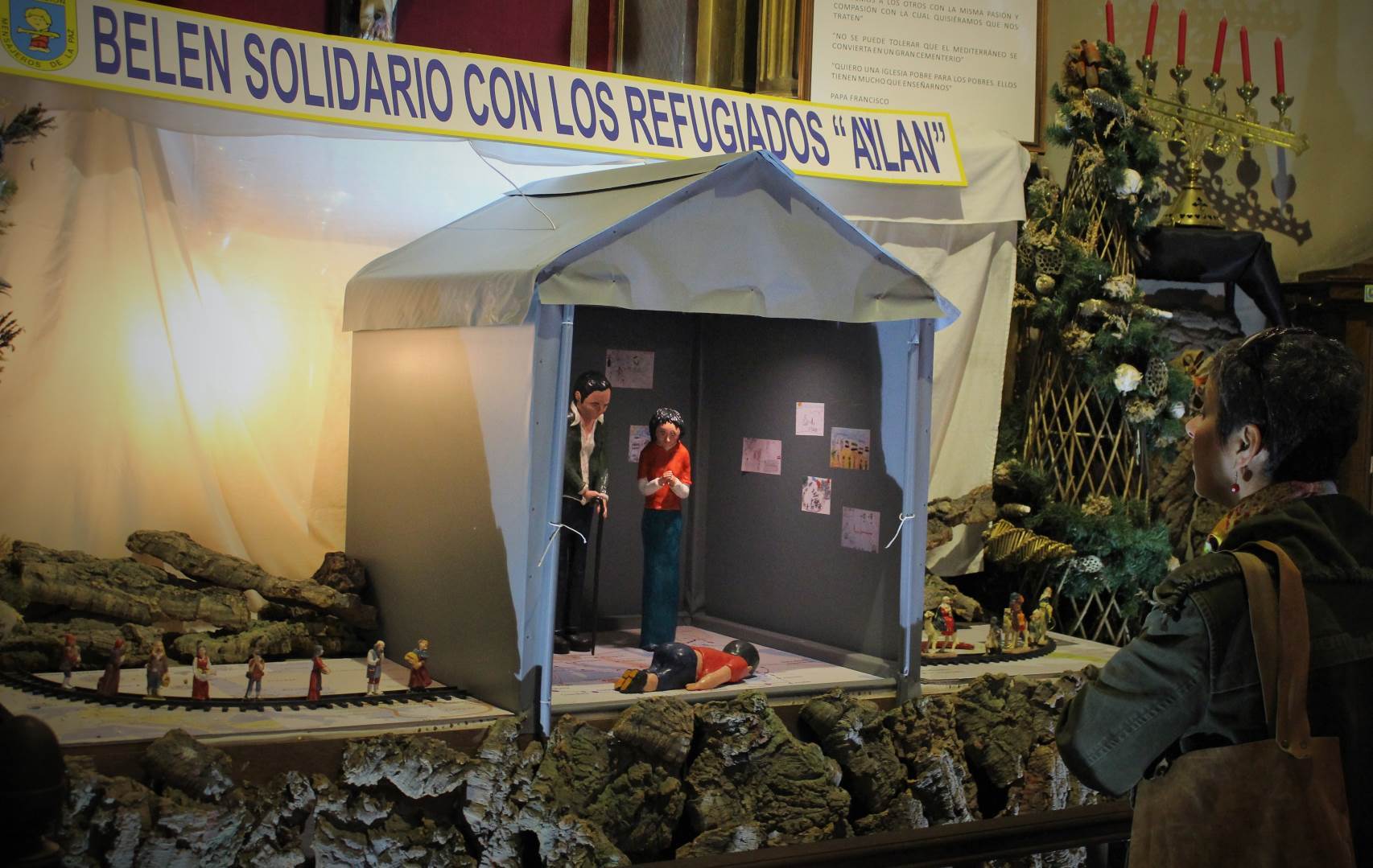 El nacimiento con la figura de Aylan está instalado en el lateral izquierdo del templo.