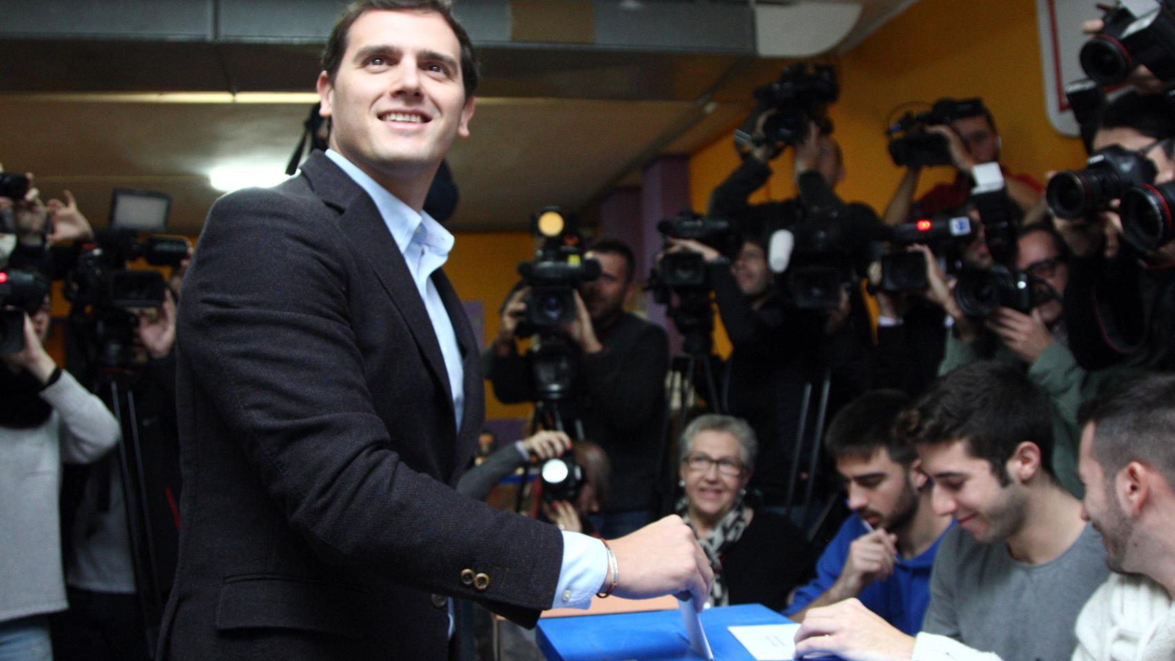 Albert Rivera ha optado por unos jeans y americana de lana gris para ir a votar